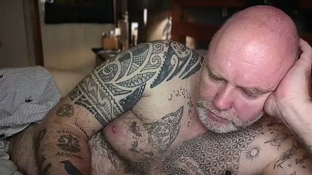 دردشة Tattooed_Dilf_01 الجنسية المباشرة