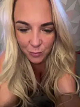 Bustyblondebabe32 Chat XXX in diretta