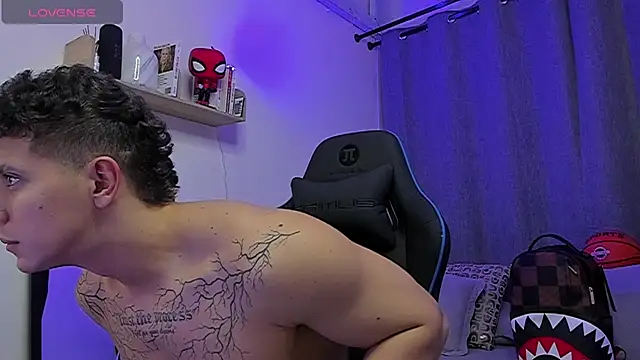 ASHTON_HILSのライブXXXチャット