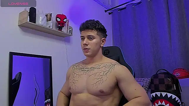 ASHTON_HILS Live XXX-chat