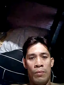 HOT-ASIANBABYBOY élő XXX-chatje