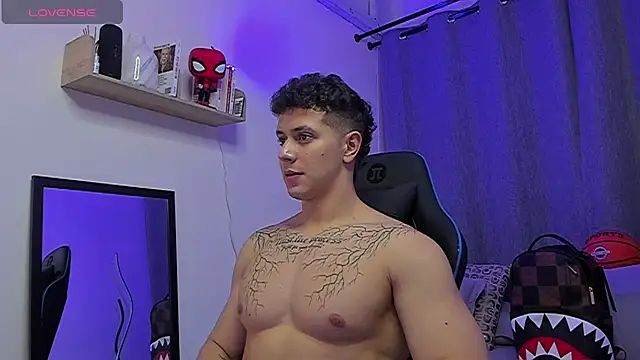 ASHTON_HILS Live XXX-chat