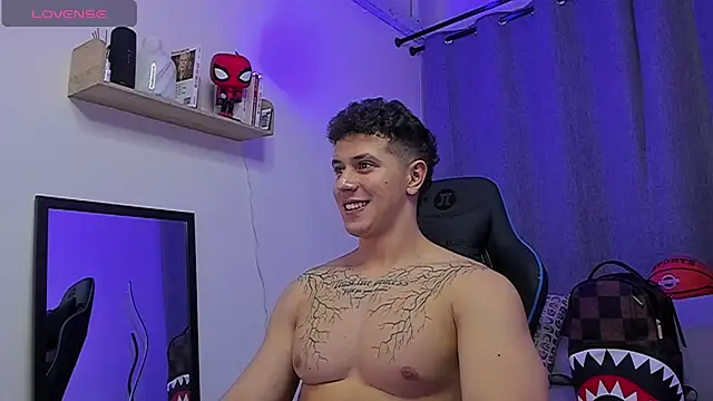 ASHTON_HILS Live XXX-chat
