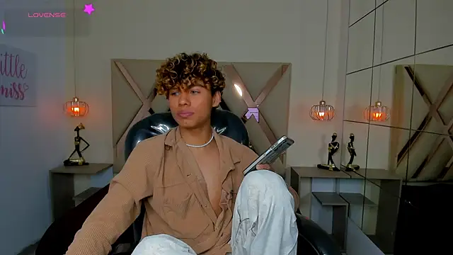 Živý XXX chat Anyelo_Twink