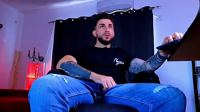 MightyAaron66 Adlı Modelin Canlı XXX Sohbeti