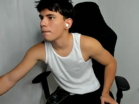Pokazy przed kamerką – Adrian_hot01