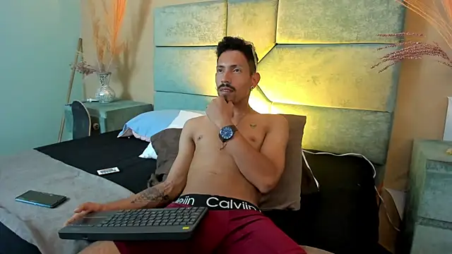 Chatroom XXX en direct de NoaahTylor