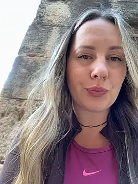 Mona_Plus élő XXX-chatje
