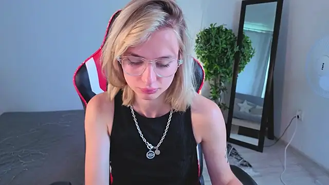 NoraMoreau Chat XXX in diretta