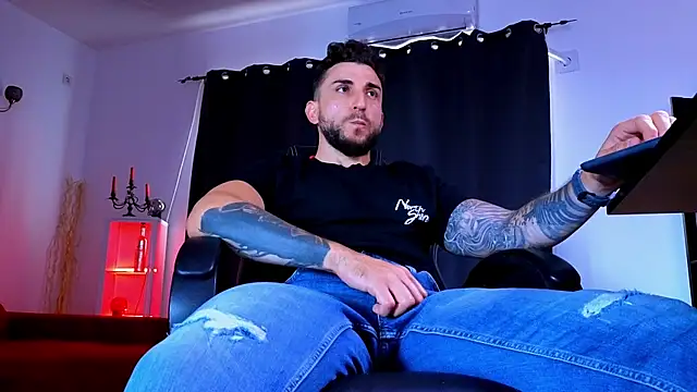 MightyAaron66 live XXX chat