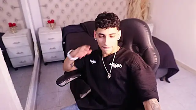 JhoanLeandro Adlı Modelin Canlı XXX Sohbeti
