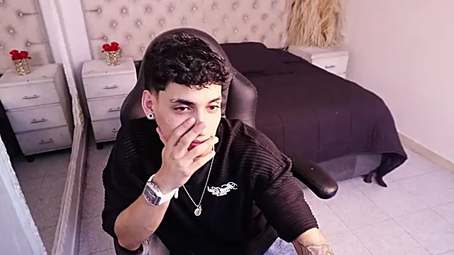 JhoanLeandro Adlı Modelin Canlı XXX Sohbeti