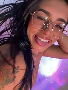 Linda_Saenz_ Adlı Modelin Canlı XXX Sohbeti