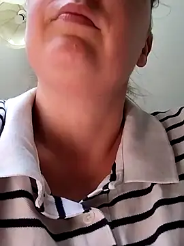 xxSexyBushLinnxx élő XXX-chatje