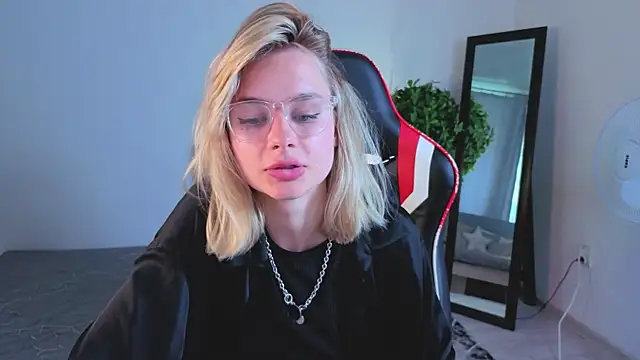 NoraMoreau Chat XXX live