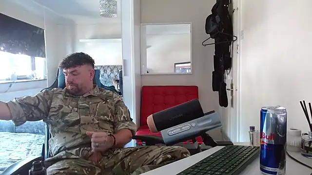 Chatroom XXX en direct de Naughty-man-in-uniform