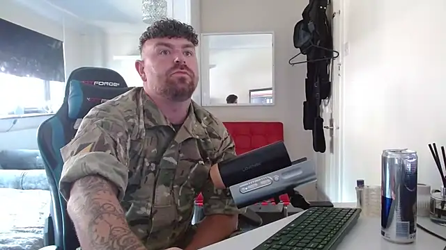 Chat XXX en directo de Naughty-man-in-uniform