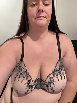 carinabro10's Live XXX Chat