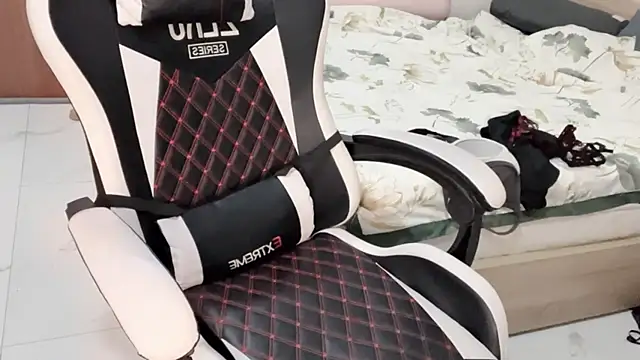 Ni-Ni_2K Chat XXX in diretta