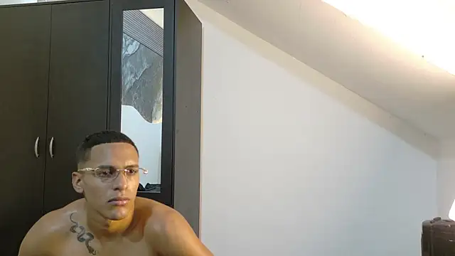 lucas837481 Live XXX-chat