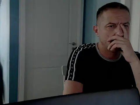 Chat XXX en directo de MisterFaithRO