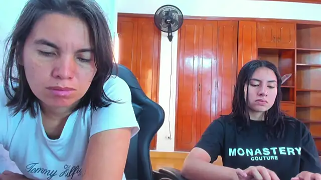 Soffy_and_Emily Show Webcam