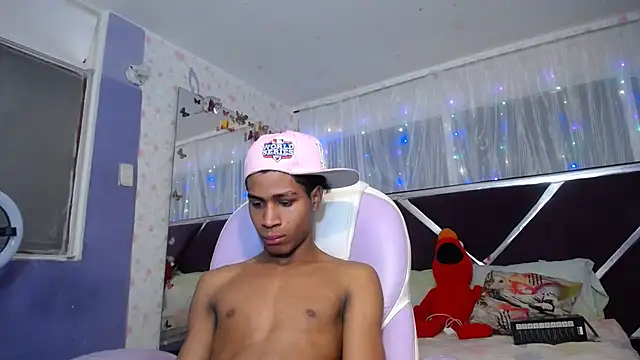 Santy_bigcock_01 Adlı Modelin Canlı XXX Sohbeti