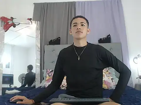 PhillipCox Adlı Modelin Canlı XXX Sohbeti