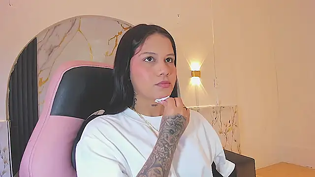 Chat +18 de ashleytravis_Bless ao vivo