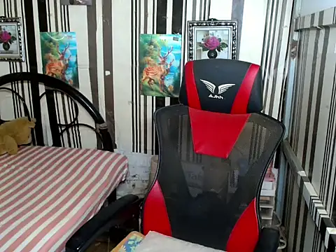 UnCut_Cock_Ts' Live XXX Chat
