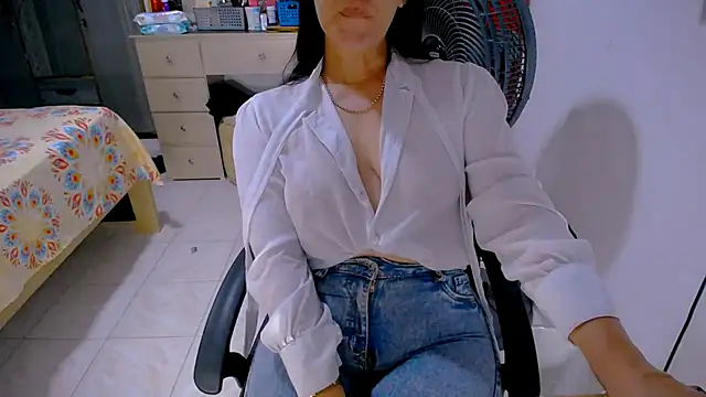 BitterMomXxx's Live XXX Chat