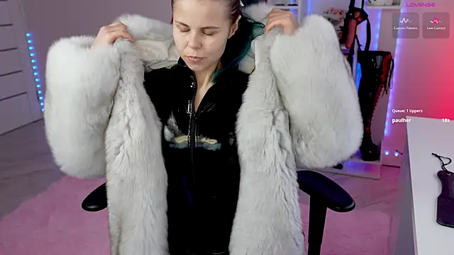 QueenAliceX élő XXX-chatje