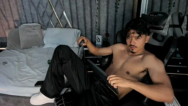 NicolaiKarav Adlı Modelin Canlı XXX Sohbeti
