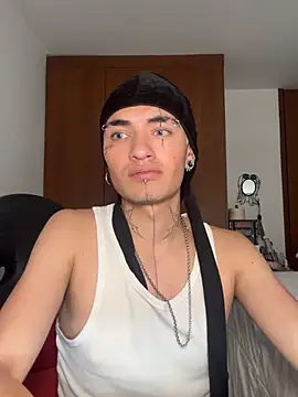 צ'אט XXX בשידור חי של santikhalifa