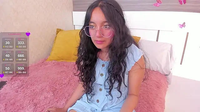 Emilyblussh Adlı Modelin Canlı XXX Sohbeti