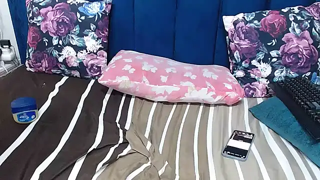 HotSmallTits' Live XXX Chat