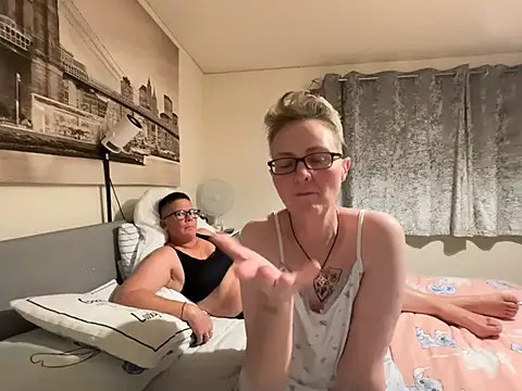 Curvy-Jinxn Live XXX chat