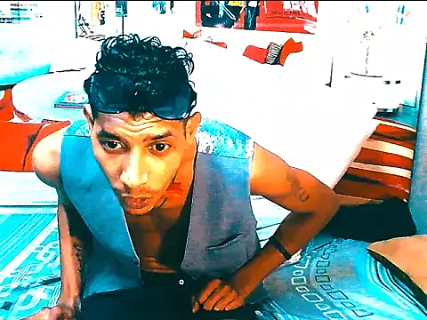 Chat XXX en directo de IndianSavageMale
