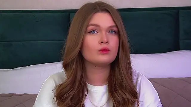 CrystalLyons' Live XXX Chat