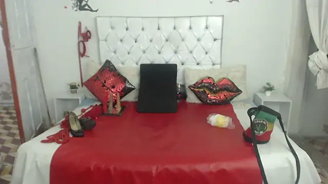 Sweetbigcatt Adlı Modelin Canlı XXX Sohbeti