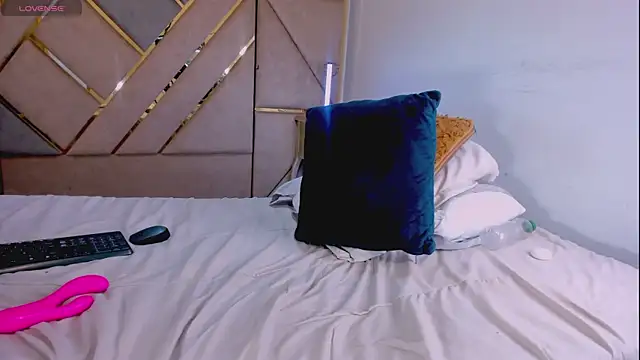 MikaelaStone Chat XXX live