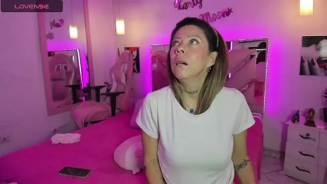 Karly_moon Adlı Modelin Canlı XXX Sohbeti