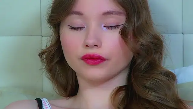 KeiraAsti Adlı Modelin Canlı XXX Sohbeti