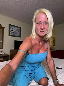 TiffaneyLove élő XXX-chatje