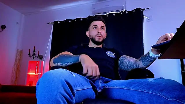 MightyAaron66 Live XXX Chat