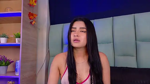 Chat XXX en directo de Emilyy05_