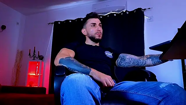 MightyAaron66 Live XXX-chat