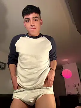 aronnhidden live XXX chat