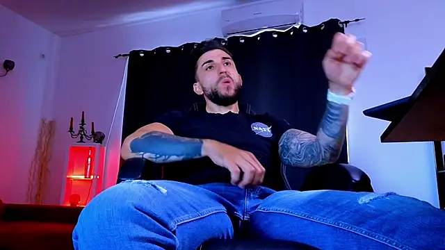 MightyAaron66's Live XXX Chat