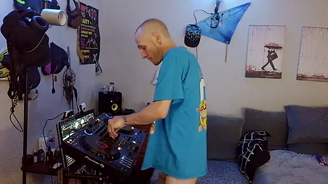 pyrowuff webcam show